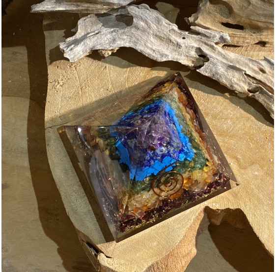 pyramide orgone SPIRALE - CHAKRA 7 x 7 cm