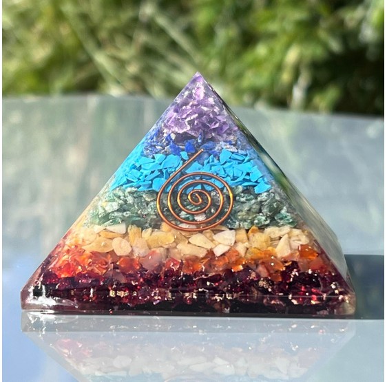 pyramide orgone SPIRALE - CHAKRA 7 x 7 cm