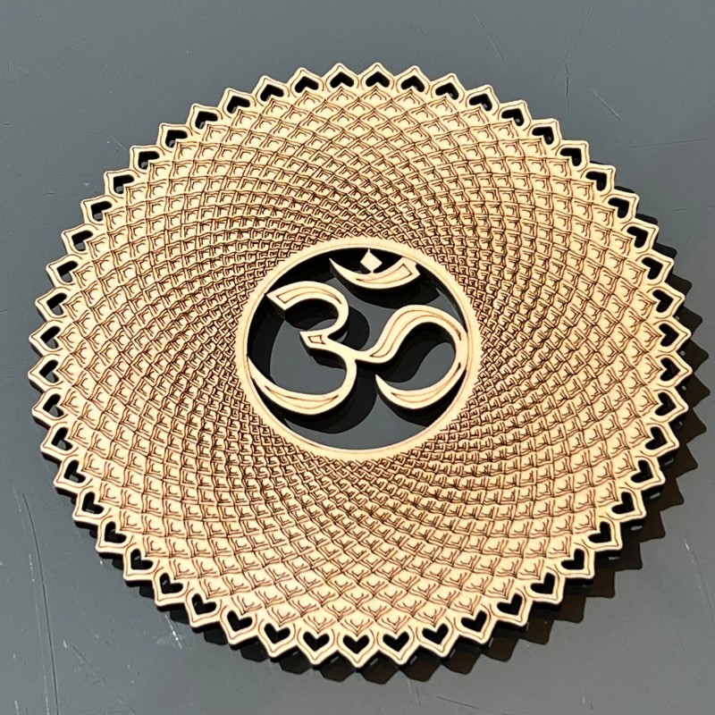 Plaque Ohm chakra couronne-  bois - 13,5 cm à suspendre