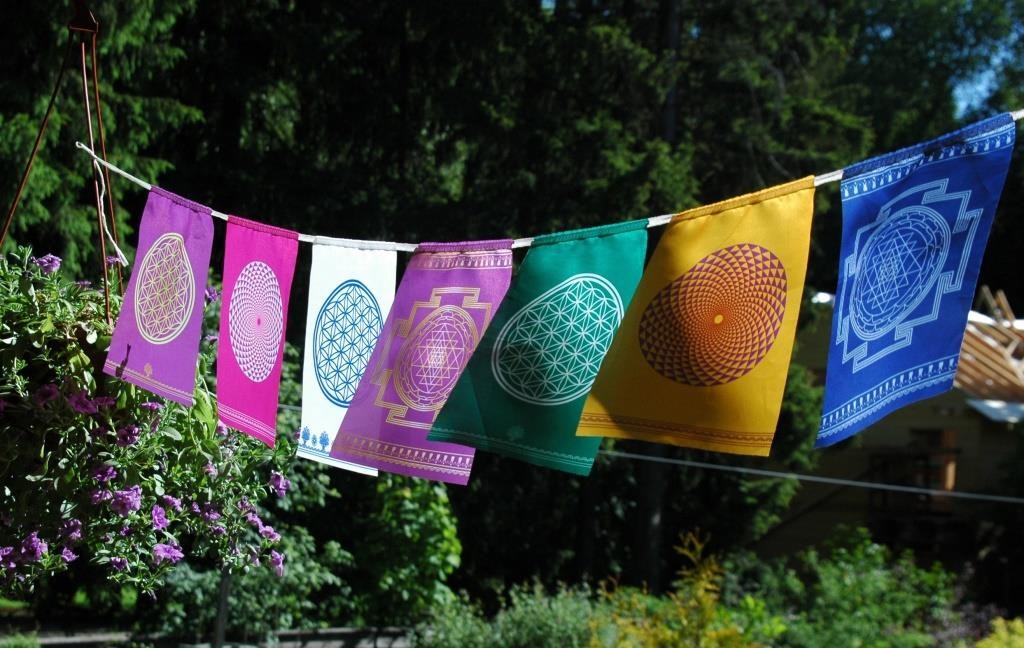 Drapeaux Yantra sur corde! Beau mélange de Yantra drapeaux deco zen.