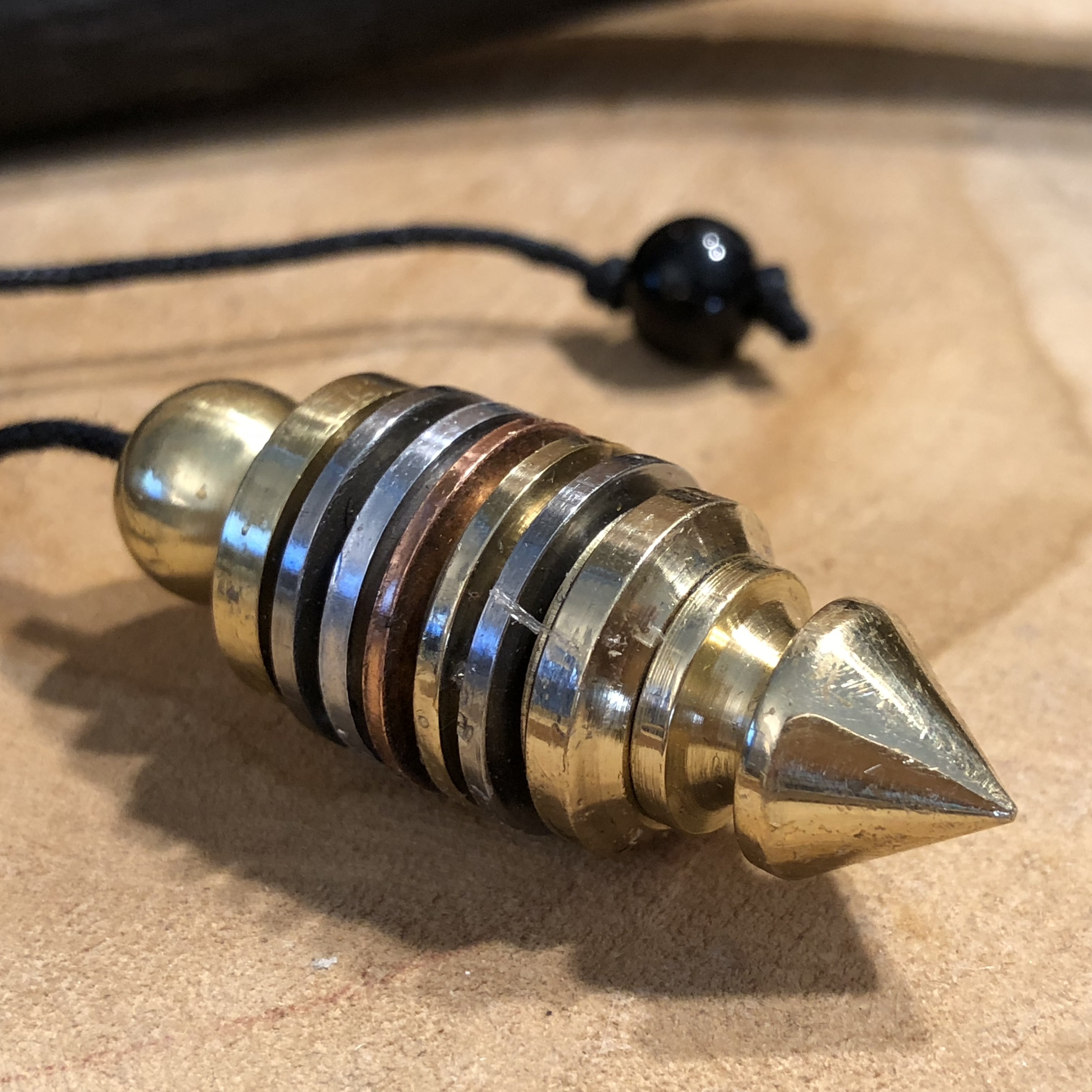 Pendule de radiesthésie avec sept types de métaux pour bien penduler.