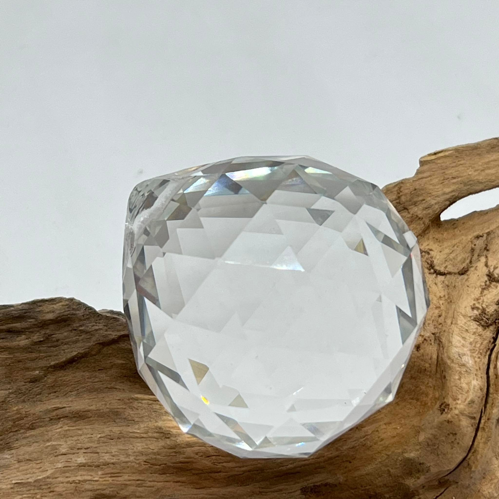 Boule de cristal à facettes sur support dans une boîte cadeau